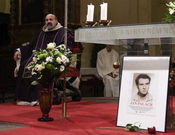 Katolický kněz Tomáš Halík na mši za Jana Palacha.