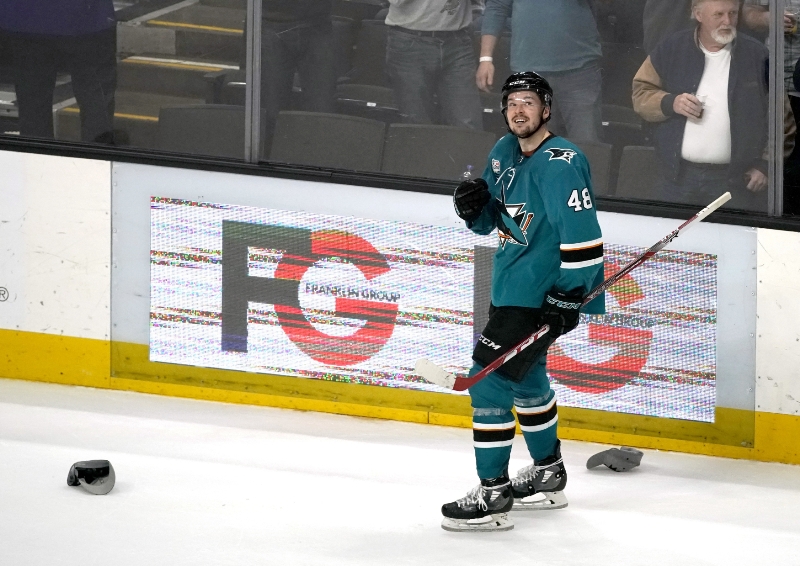 Tomáš Hertl díky hattricku dosáhl v NHL jubilejního 100. gólu.
