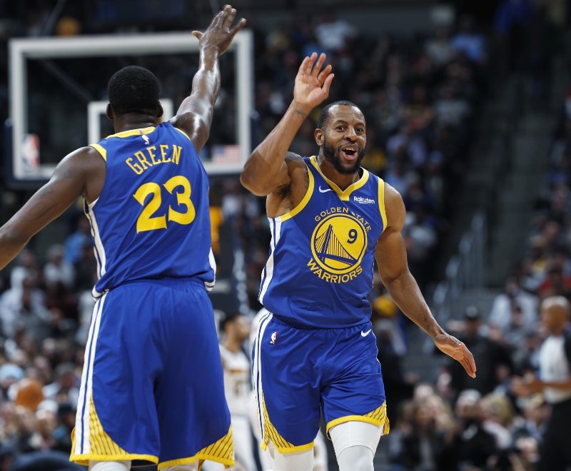 Warriors zasypali Denver rekordními 51 body v první čtvrtině.