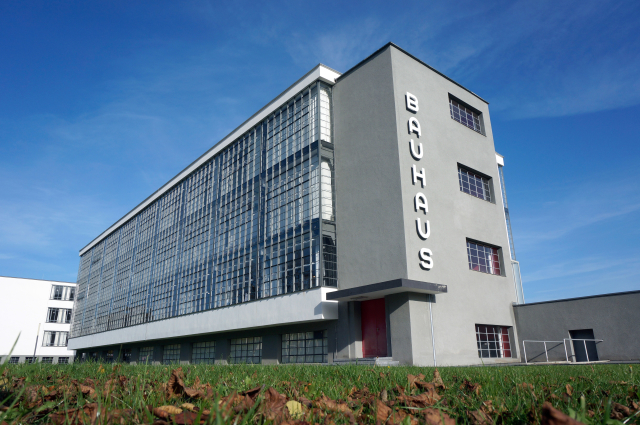 Budova Bauhaus bývala školním komplexem, který postavil Walter Gropius.