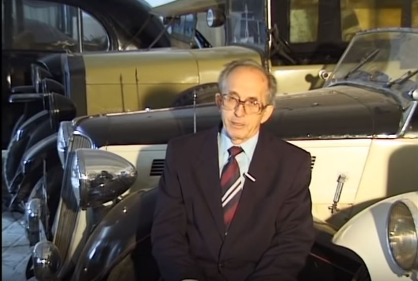 Emil Příhoda, původní profesí automechanik, který se své sběratelské vášni věnuje již skoro šest desítek let.