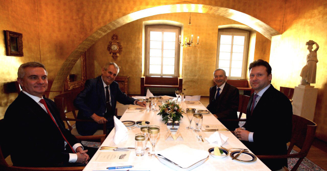 Prezident Miloš Zeman při obědě s Kuberou, Vondráčkem a Mynářem.