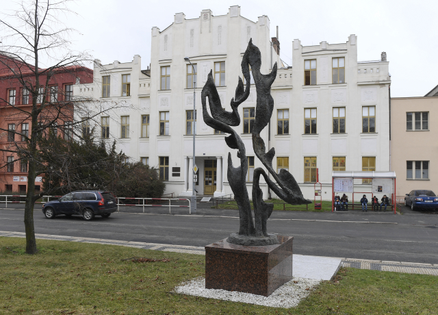 Pomník Jana Palacha před bývalým gymnáziem v Mělníku zdobí deska s nápisem: Život za svobodu.