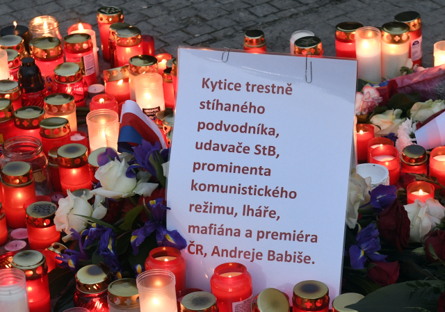 Kytice trestně stíhaného podvodníka, udavače StB, prominenta komunistického režimu, lháře, mafiána a premiéra ČR, Andreje Babiše. 