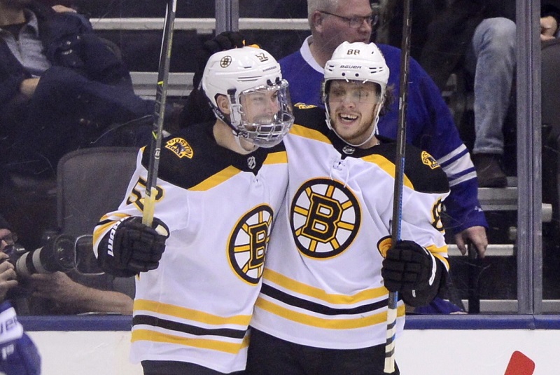 David Pastrňák (vpravo) otevřel skóre utkání na ledě Philadelphie.