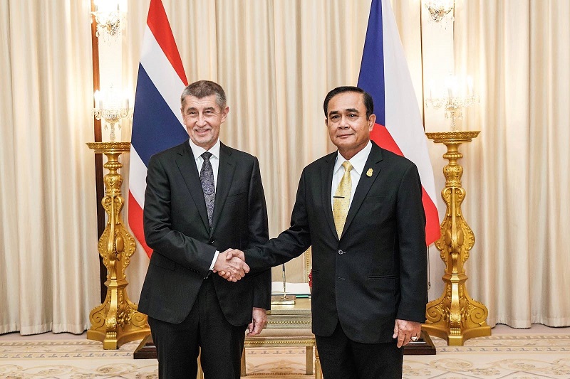 Andrej Babiš (vlevo) hovořil s thajským premiérem Prajutchem Čanem-Očou. Andrej Babiš (vlevo) hovořil s thajským premiérem Prajutchem Čanem-Očou.