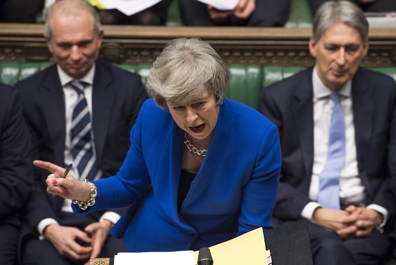 Theresa Mayová musí přijít do pondělí s náhradním řešením brexitu.
