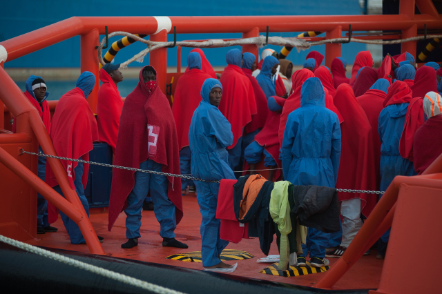 Španělští záchranáři z moře za dva dny vyzdvihli 472 migrantů.