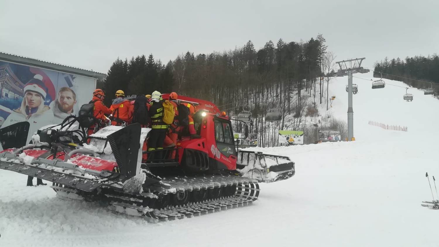 Pásové vozidlo ve skicentru Buková hora. 