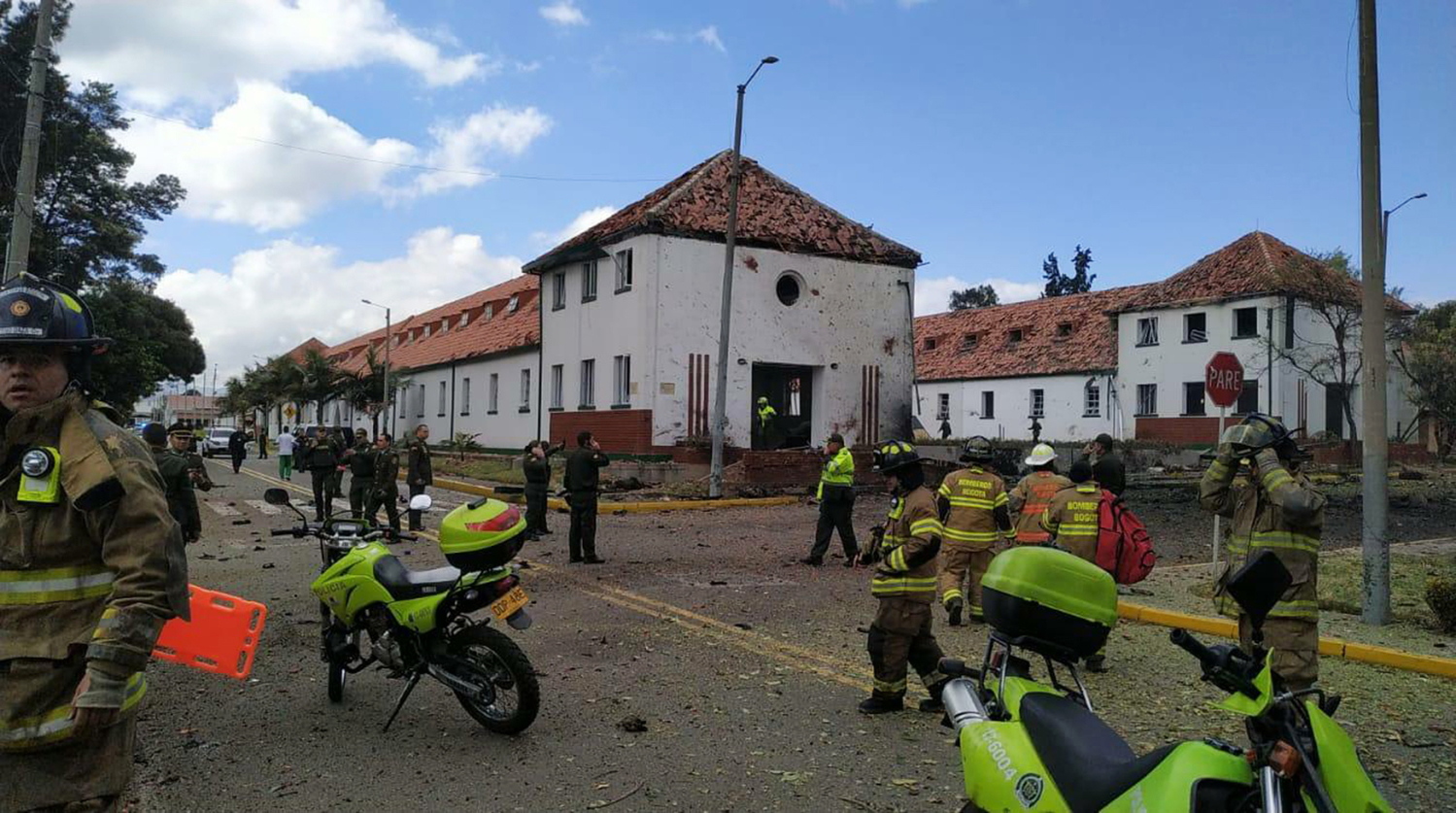 Záchranáři a policisté na místě exploze auta v Bogotě. 