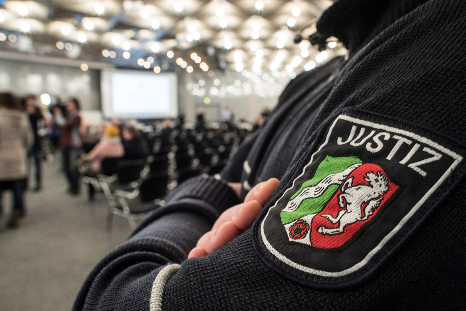 Justiční stráž u soudu s obžalovanými v kauze Loveparade. Justiční stráž u soudu s obžalovanými v kauze Loveparade.