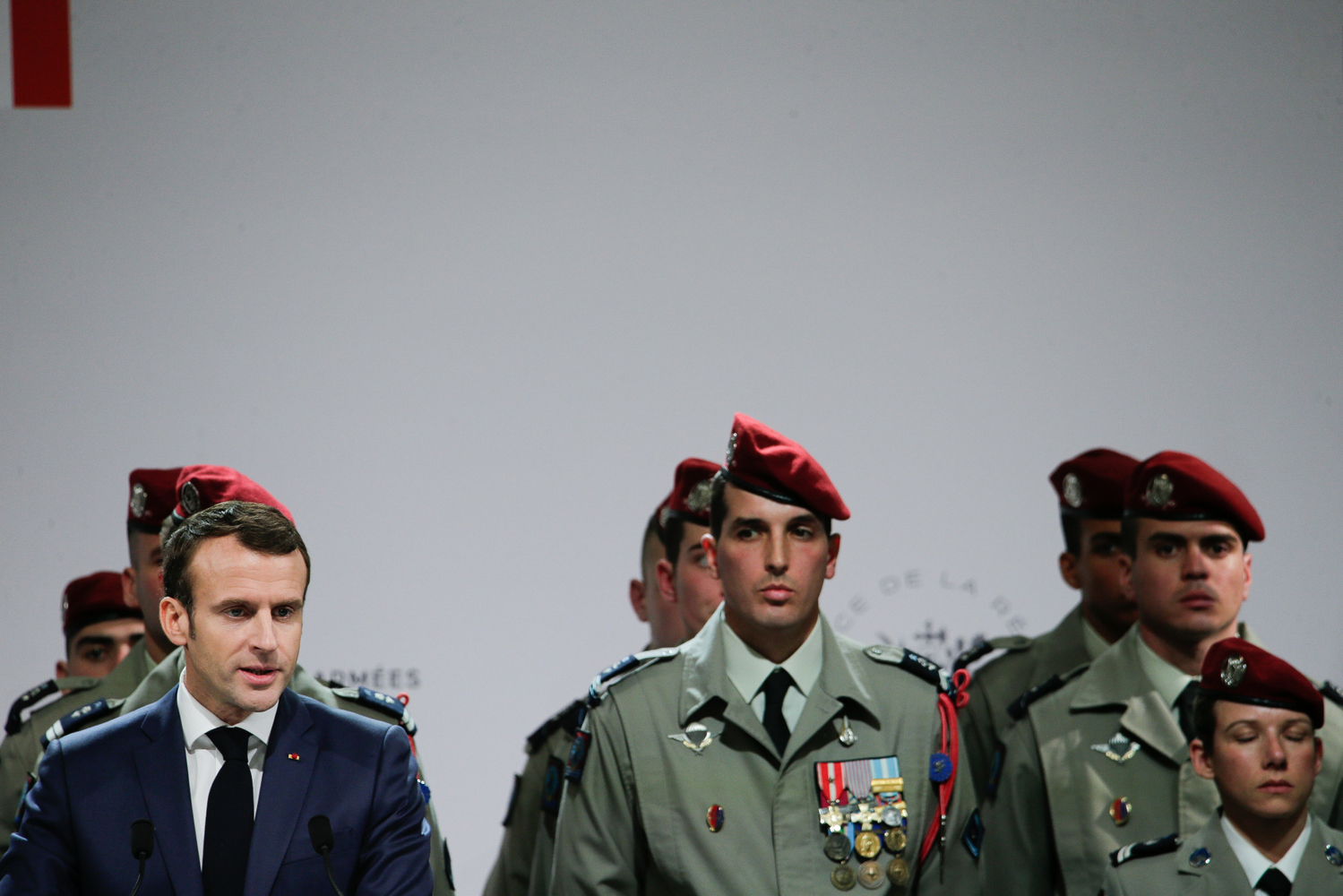 Francouzský prezident Emmanuel Macron (nalevo) na návštěvě vojenské základy v Toulouse.