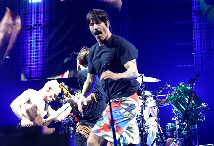 Kapela Red Hot Chili Peppers vystoupila v pražské O2 areně v roce 2016.