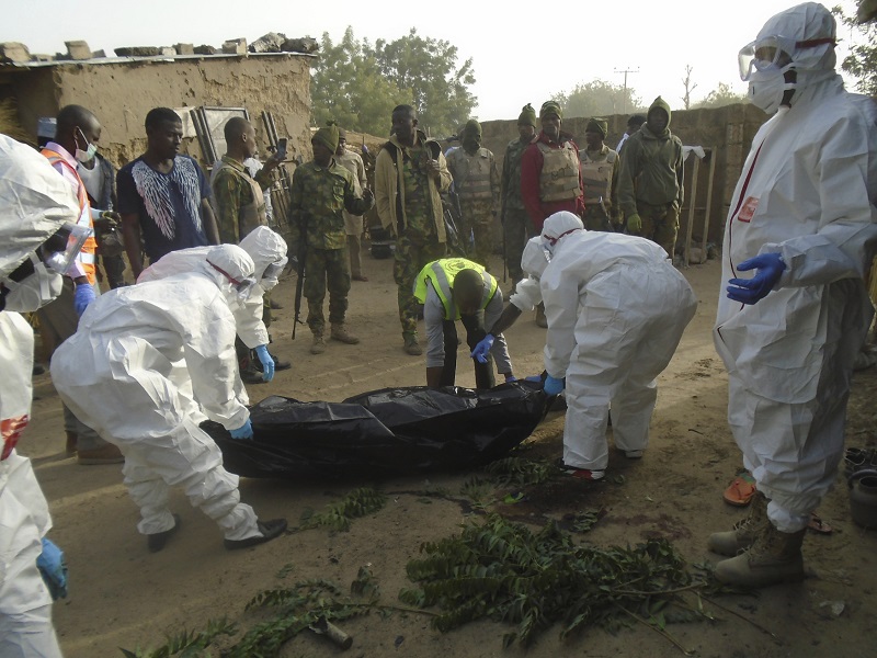 Odklízení obětí po útoku teroristů z Boko Haram.