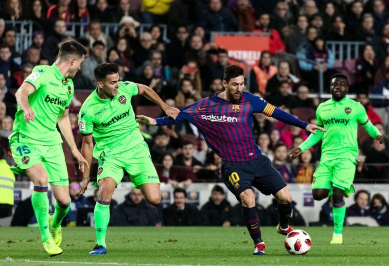 Lionel Messi (uprostřed) v zápase španělského poháru mezi Barcelonou a Levante.