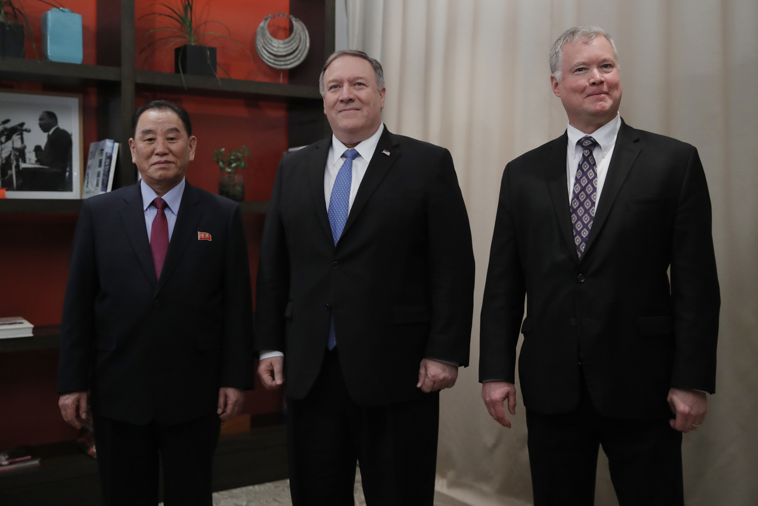 Emisar KLDR, Kim Jong-čcholem (vlevo), ministr zahraničí USA, Mike Pompeo (uprotřed) a speciální zástupce pro Severní Koreu, Stephen Biegu.