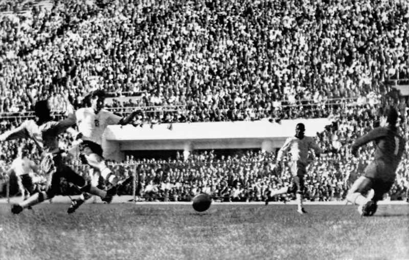 ČSSR-Brazílie finále MS Josef Masopust střílí jedinou branku našeho mužstva. Vlevo Zozimo, vpravo brankář Gilmar a obránce D. Santos.
