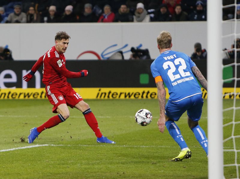 Záložník Bayernu Mnichov Leon Goretzka vstřílí vedoucí branku v zápase s Hoffenheimem.