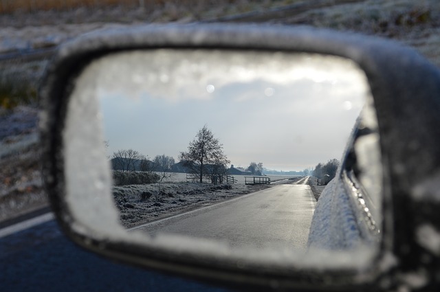 Je třeba řídit opatrně, na silnicích to klouže. Je třeba řídit opatrně, na silnicích to klouže.
