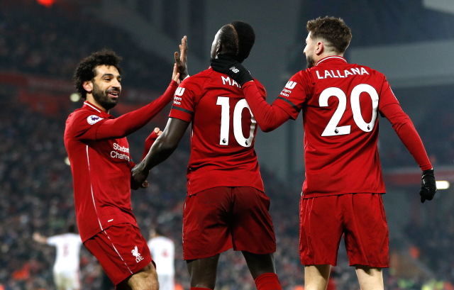 Zleva Salah, Mané a Lallana slaví branku do sítě Crystalu Palace.