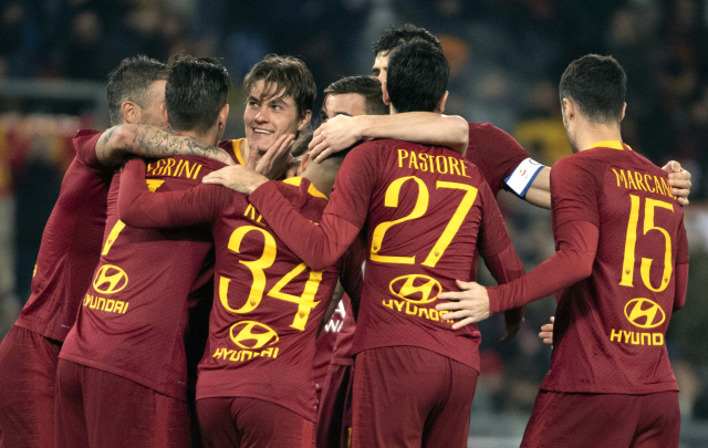 Patrik Schick se raduje se svými spoluhráči po gólu.