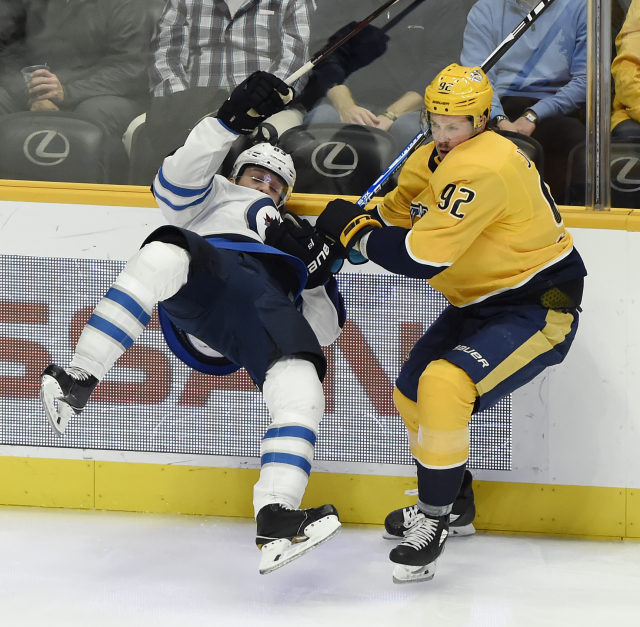 Ryan Johansen v jednom ze soubojů proti obránci Winnipegu.