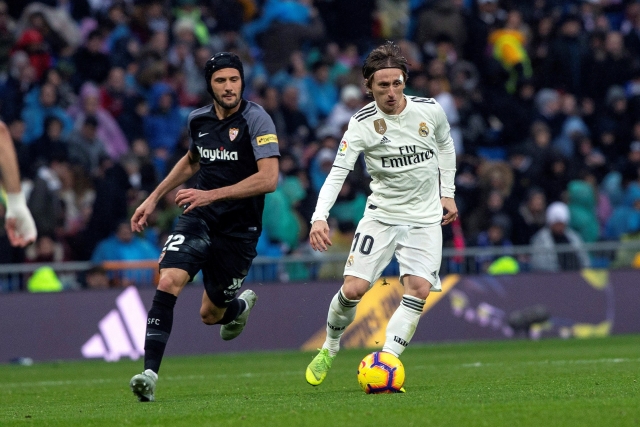 Luka Modrič z Realu si navádí míč v souboji proti Seville.