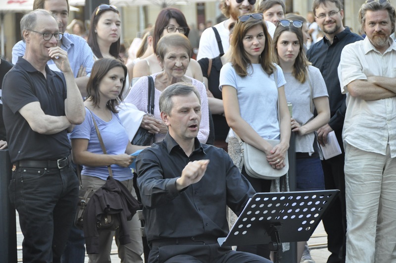 Umělecký šéf Brno Contemporary Orchestra Pavel Šnajdr (sedící uprostřed).