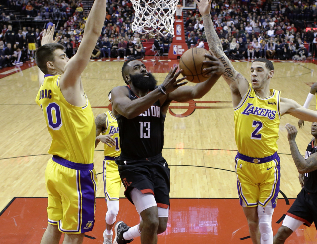 James Harden mezi soupeři z Lakers. 