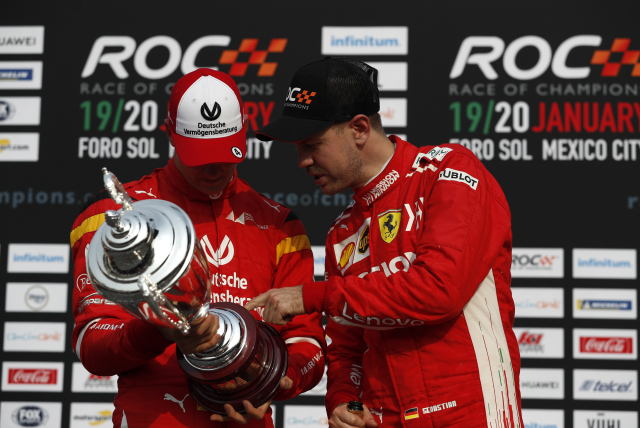 Mick Schumacher (vlevo) vedle stájového kolegy Sebastiana Vettela.
