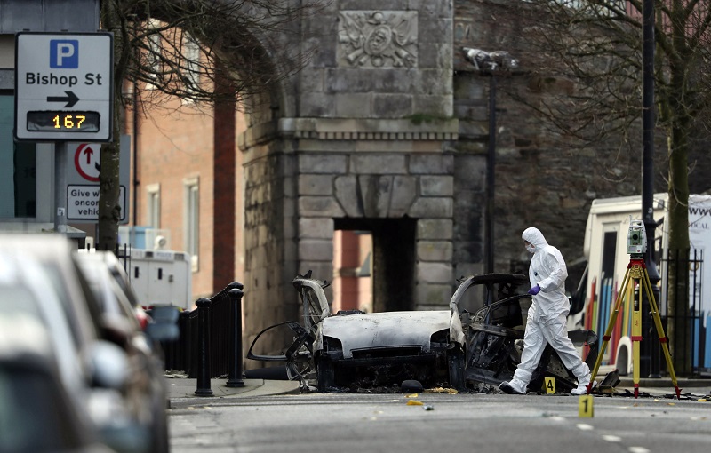 Před budovou soudu v Londonderry v sobotu večer explodovalo auto.