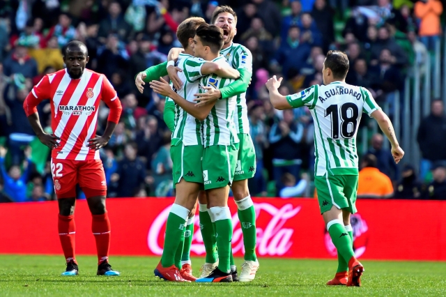 Hráči Betisu Sevilla slaví vítězství v utkání s Gironou.