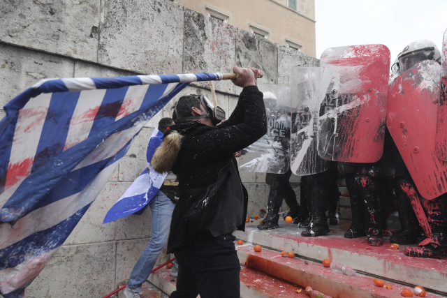 Střety demonstrantů s policií.