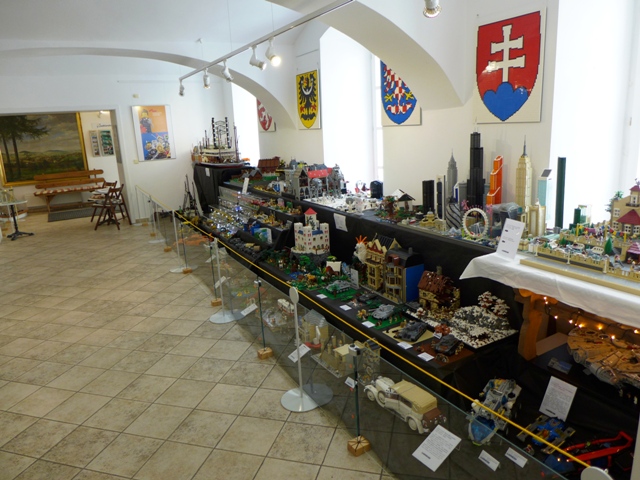 Výstava vznikla ve spolupráci s internetovým fórem Kostky.org, které sdružuje nadšence a fanoušky světoznámé stavebnice LEGO.