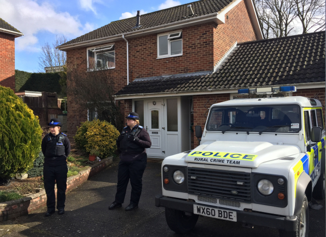Policie hlídá dům bývalého ruského dvojitého agenta Sergeje Skripala v Salisbury.