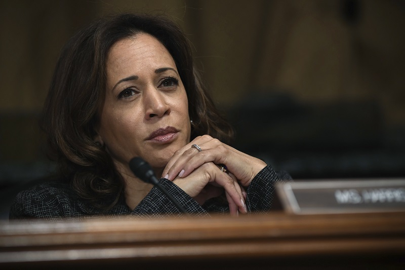 Dcera imigrantů Kamala Harrisová si pondělí nevybrala náhodně.