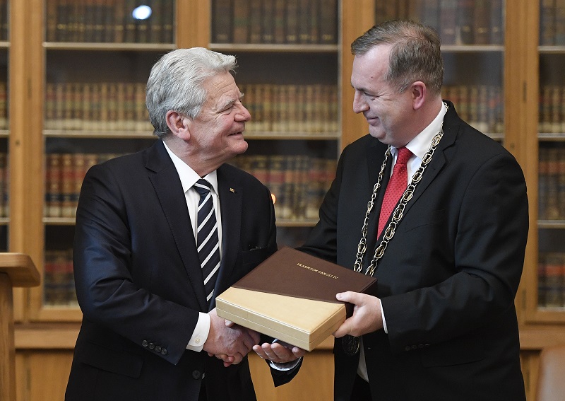 Joachim Gauck (vlevo) přebírá ocenění z rukou Tomáše Zimy.