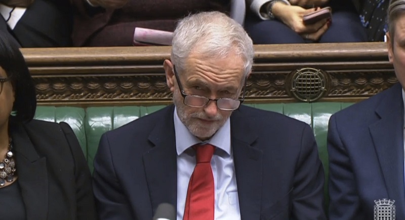 Podle předsedy nejsilnější opoziční strany Jeremyho Corbyna neudělala premiérka Theresa Mayová žádnou změnu.