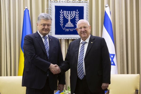 Ukrajinský prezident Petro Porošenko (vlevo) a izraelský prezident Reuven Rivlin (vpravo).