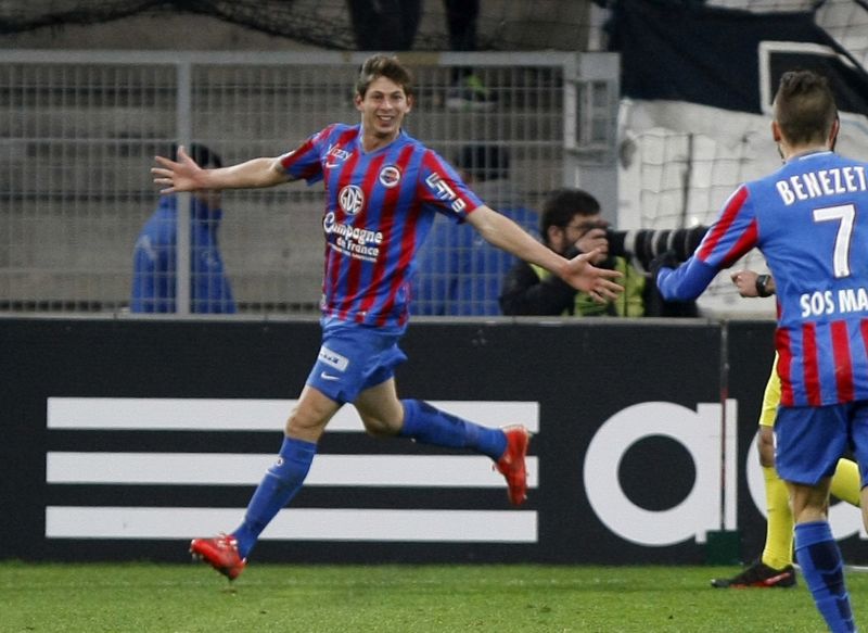 Emiliano Sala je nejdražší posilou v historii Cardiffu. Ve Walesu na něj zatím čekají marně.