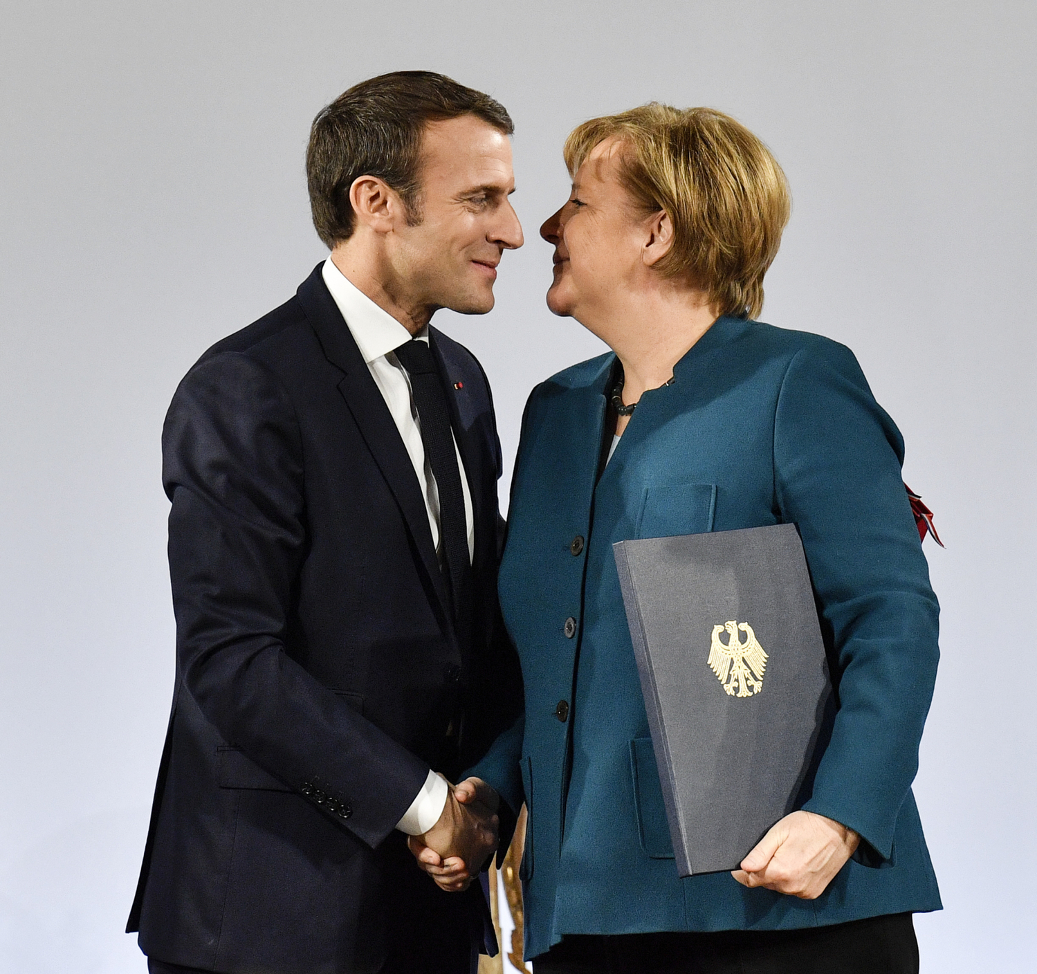 Německá kancléřka Angela Merkelová (vpravo) a francouzský prezident Emmanuel Macron.