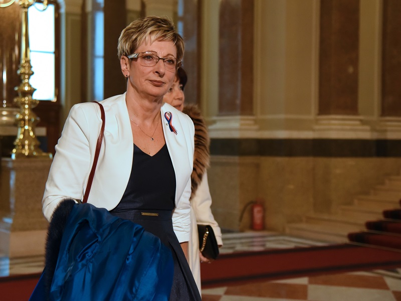 Ministryně průmyslu a obchodu Marta Nováková (za ANO).