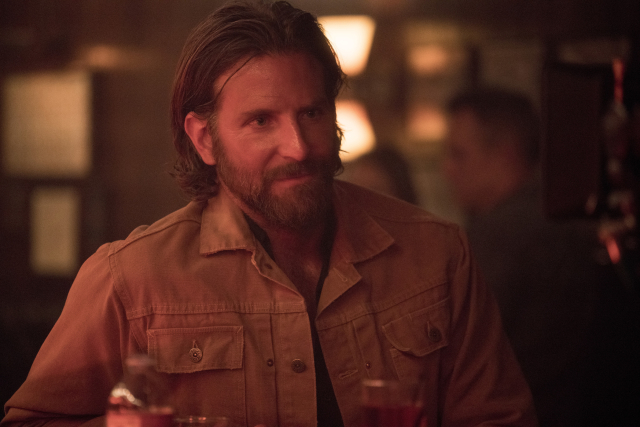 Bradley Cooper ve Zrodila se hvězda.