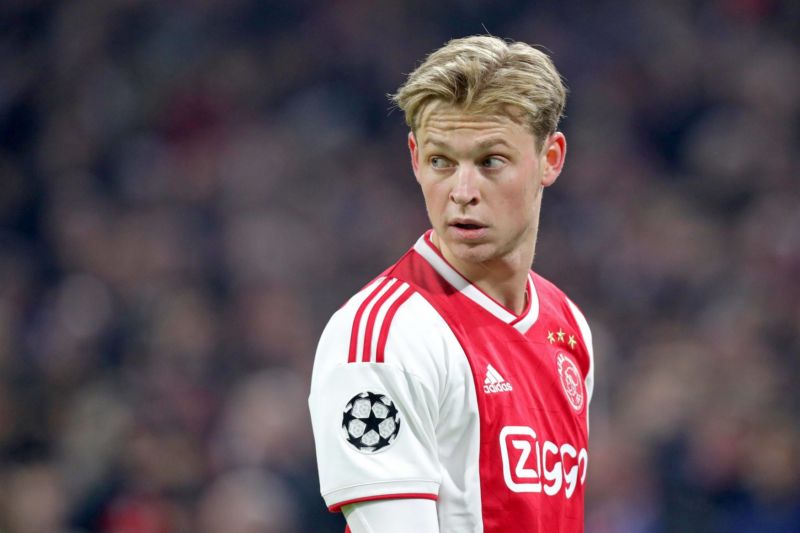 Talentovaný záložník Ajaxu zřejmě už dlouho dres známého nizozemského klubu oblékat nebude. Enormní zájem o něj má slavná Barcelona, která se chystá za 23letého fotbalistu zaplatit 90 milionů eur (2,3 miliardy korun). Talentovaný záložník Ajaxu zřejmě už dlouho dres známého nizozemského klubu oblékat nebude. Enormní zájem o něj má slavná Barcelona, která se chystá za 23letého fotbalistu zaplatit 90 milionů eur (2,3 miliardy korun).