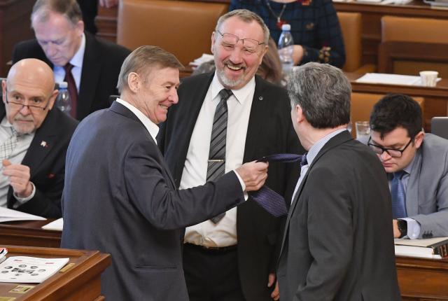 Usnesení bylo schváleno i za pomoci KSČM.