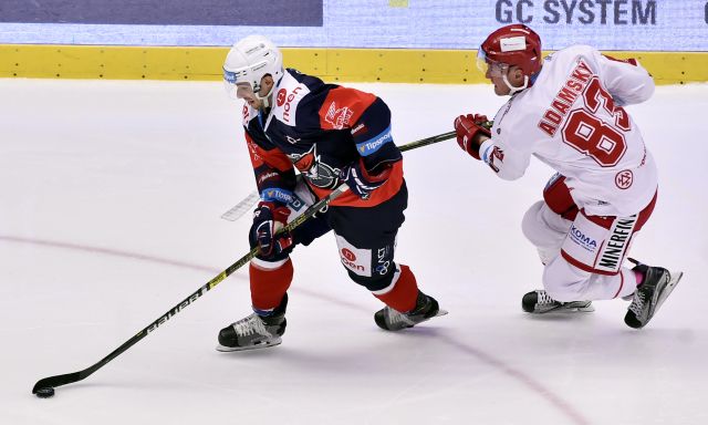 Chomutovský Brett Fleming se snaží uniknout Martinu Adamskému z Třince.