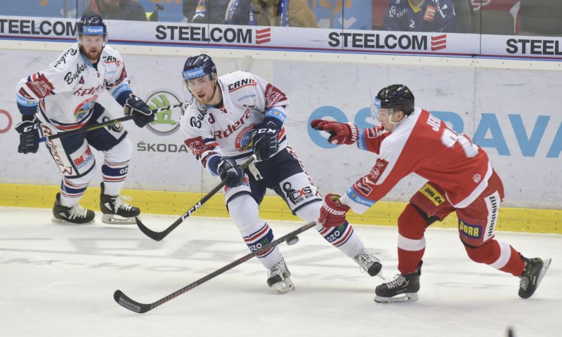 Vítkovický Jakub Lev (uprostřed), na kterého dotírá Aleš Jergl z Olomouce. 