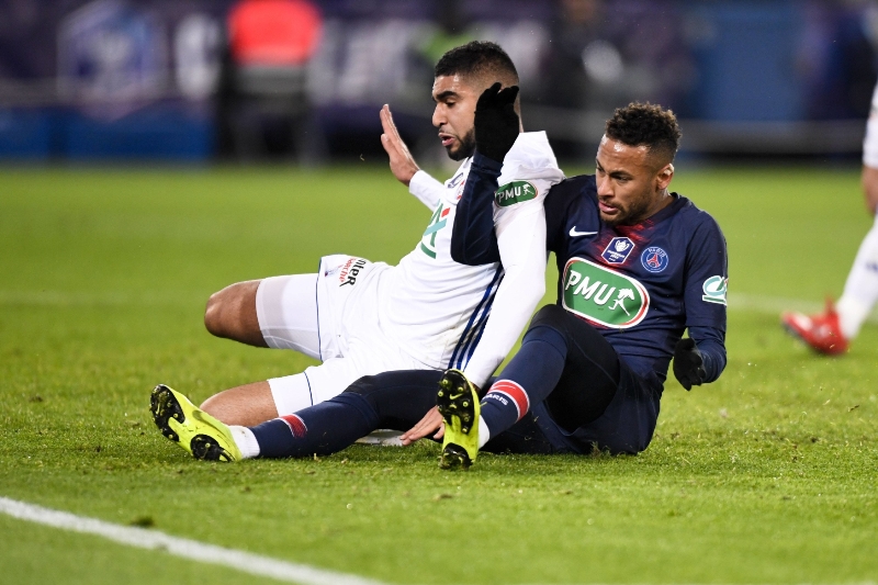 Neymar si zranil stejnou nohu jako loni. Možná už znovu dohrál.