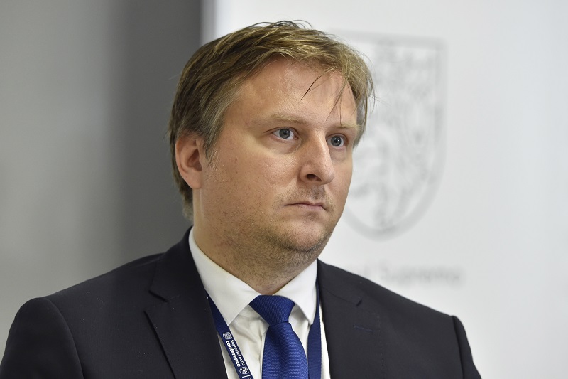 Ministr spravedlnosti Jan Kněžínek (za ANO) naznačil, že Zemanovo jednání nemusí být v souladu se zákonem.