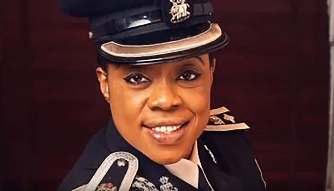 Policistka Dolapo Badmosová varuje homosexuály v Nigérii.